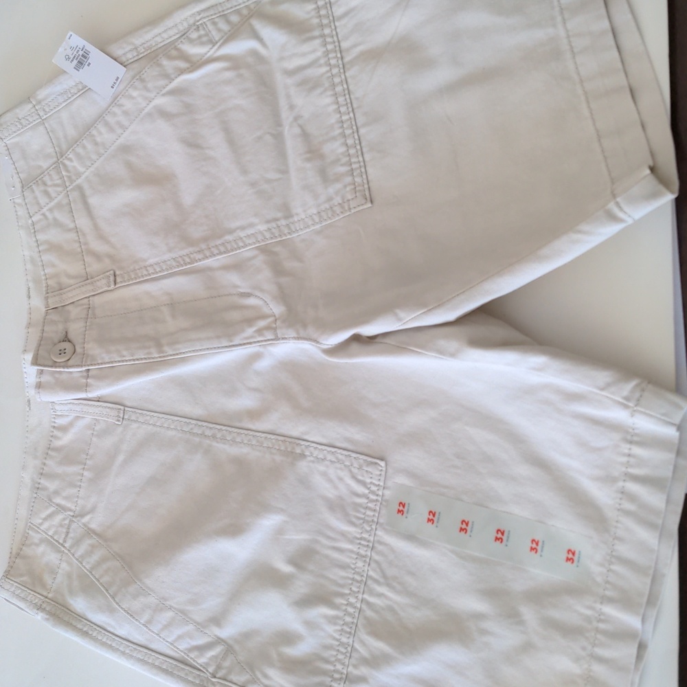 New Old Navy Lived In 9" Shorts - Size 32